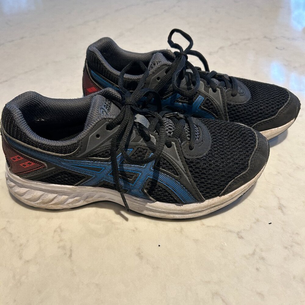 Boys ASICS running shoes - size 4